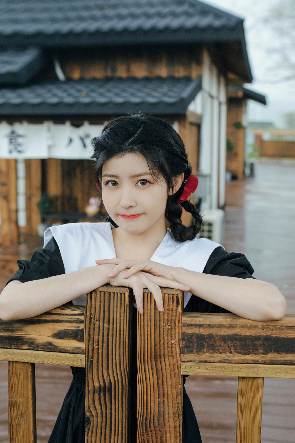 赖美云身穿一袭黑白连衣裙亮相新歌mv,蝴蝶结编发甜美淑女