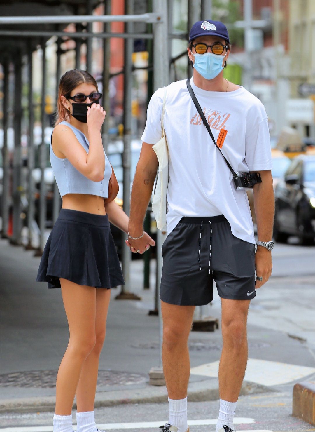 凯雅·杰柏穿黑色短裙和男友手牵手秀恩爱,尽显青春活力之美