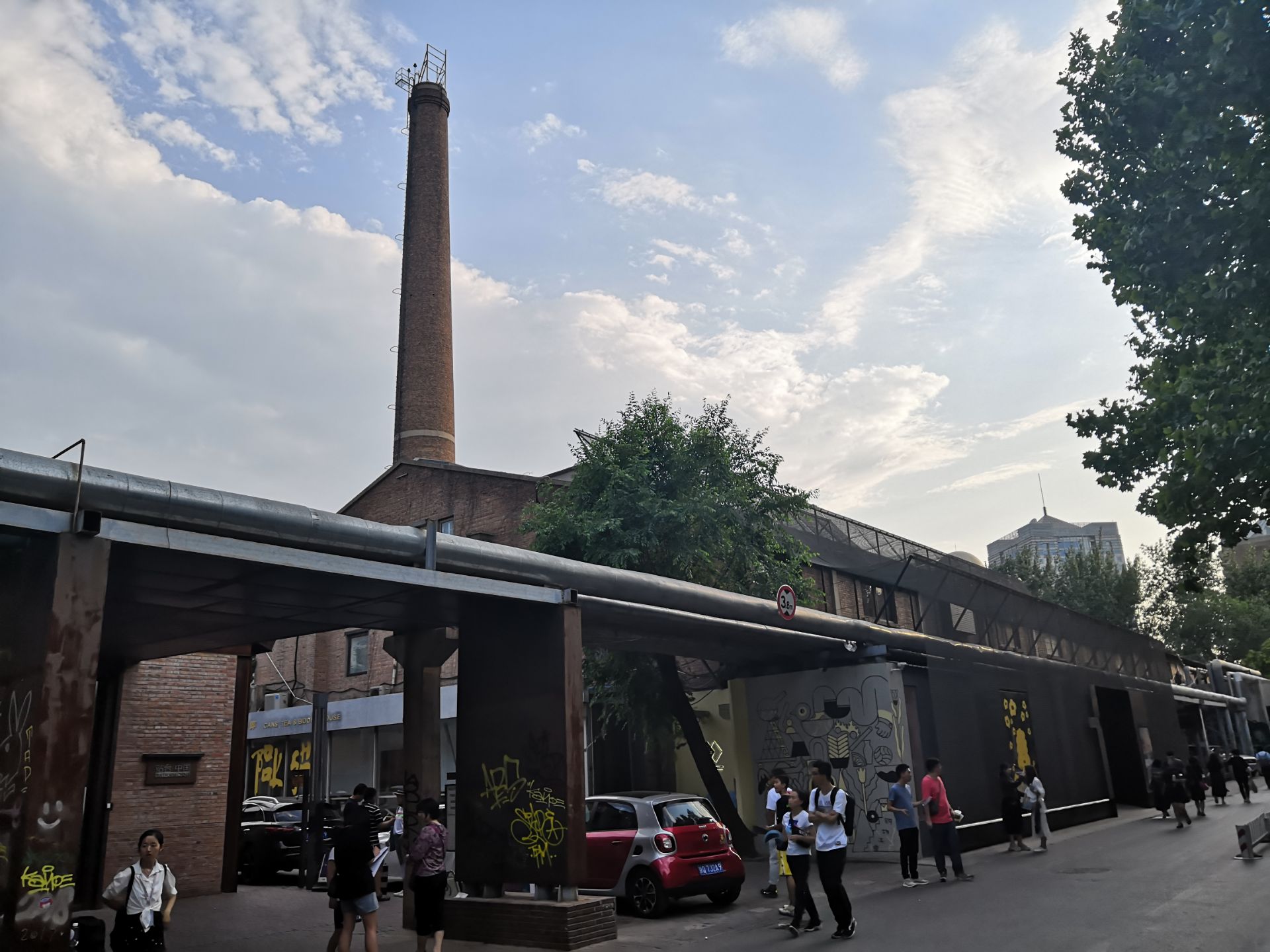 1 / 12 798艺术区位于朝阳区东北,是老厂房改造的创意园区.