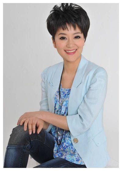 东方卫视主持人李菡嫁大10岁二婚男邱启明幸福恩爱令人羡慕