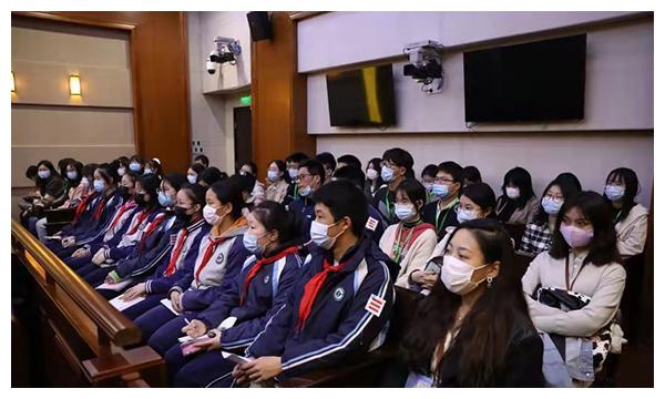 杨浦法院“公众开放日”邀请学生旁听庭审，警惕“套路贷”