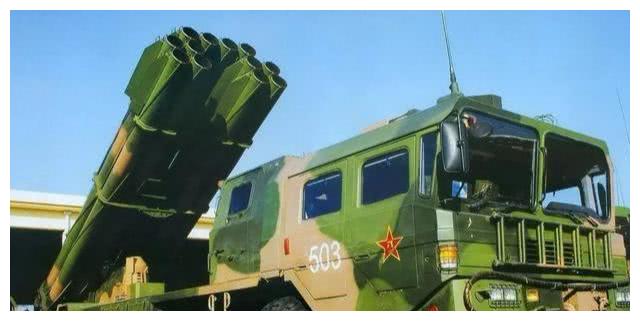 国产03式火箭炮是一款12管300毫米远程火箭炮系统,12根发射管分上,中