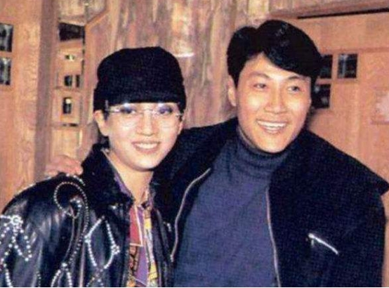 他的长相不输天王黎明,梅艳芳绝食逼他回家,今59岁生双胞胎休闲区蓝鸢梦想 - Www.slyday.coM 他的长相不输天王黎明,梅艳芳绝食逼他回家,今59岁生双胞胎休闲区蓝鸢梦想 - Www.slyday.coM