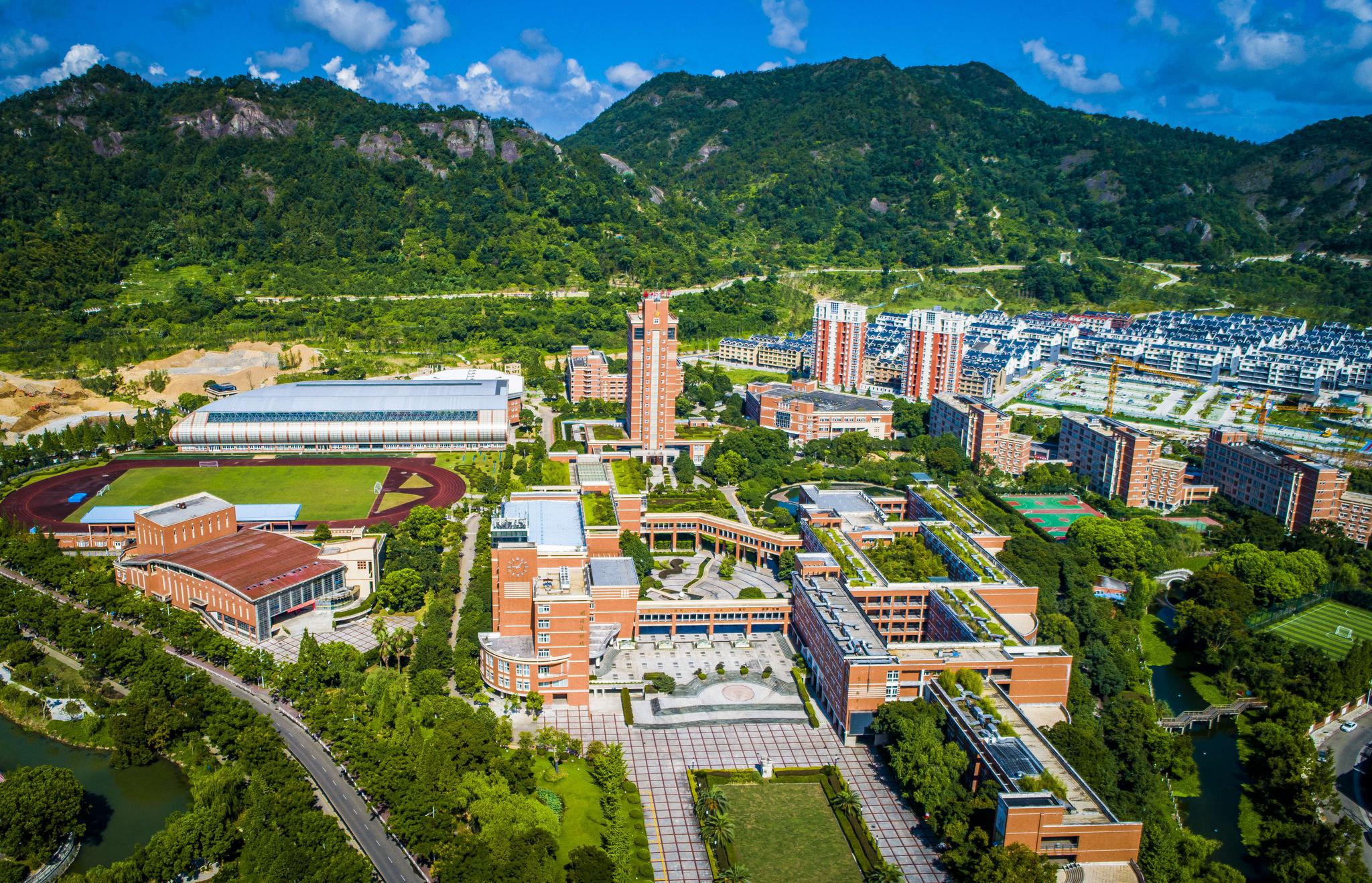 无人机航拍下的温岭中学,是浙江省内为数不多的百年名校之一