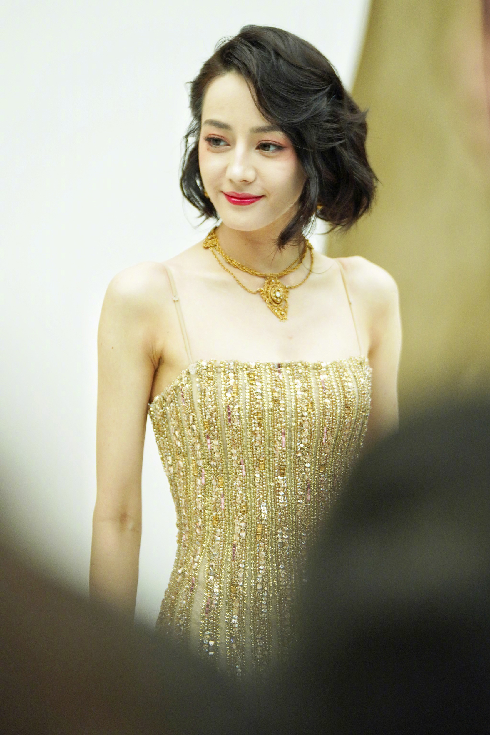 迪丽热巴活动生图上线身穿鎏金吊带裙搭配黑色短发