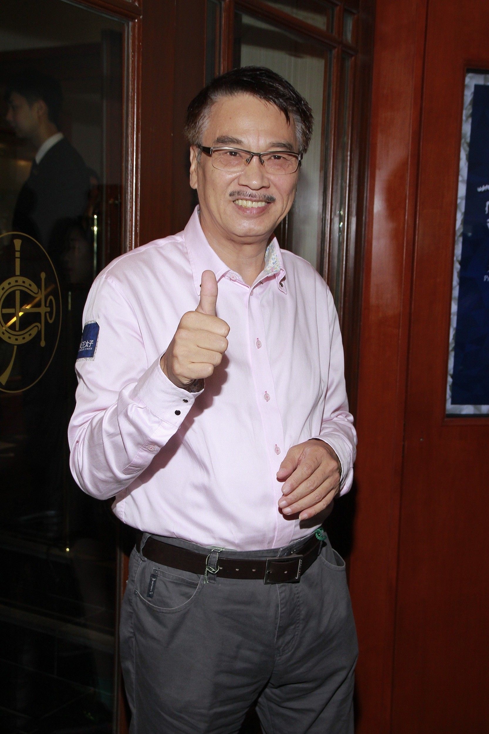 今天,我们就来回顾一下2021年永远离开我们的香港演艺界的艺人们,他们