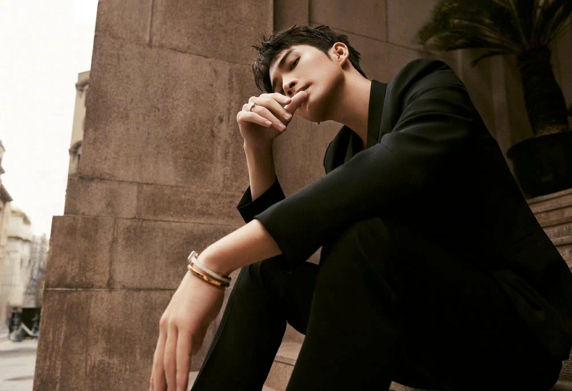 张彬彬黑色西装大片,优雅贵气魅力十足,侧颜杀绝了