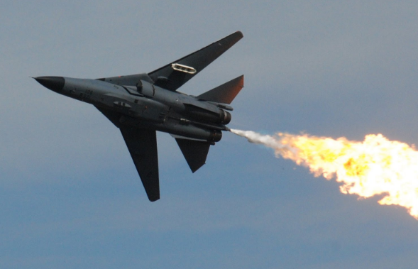 f111战机飞行表演中可以喷火而其他大部分飞机就不太行