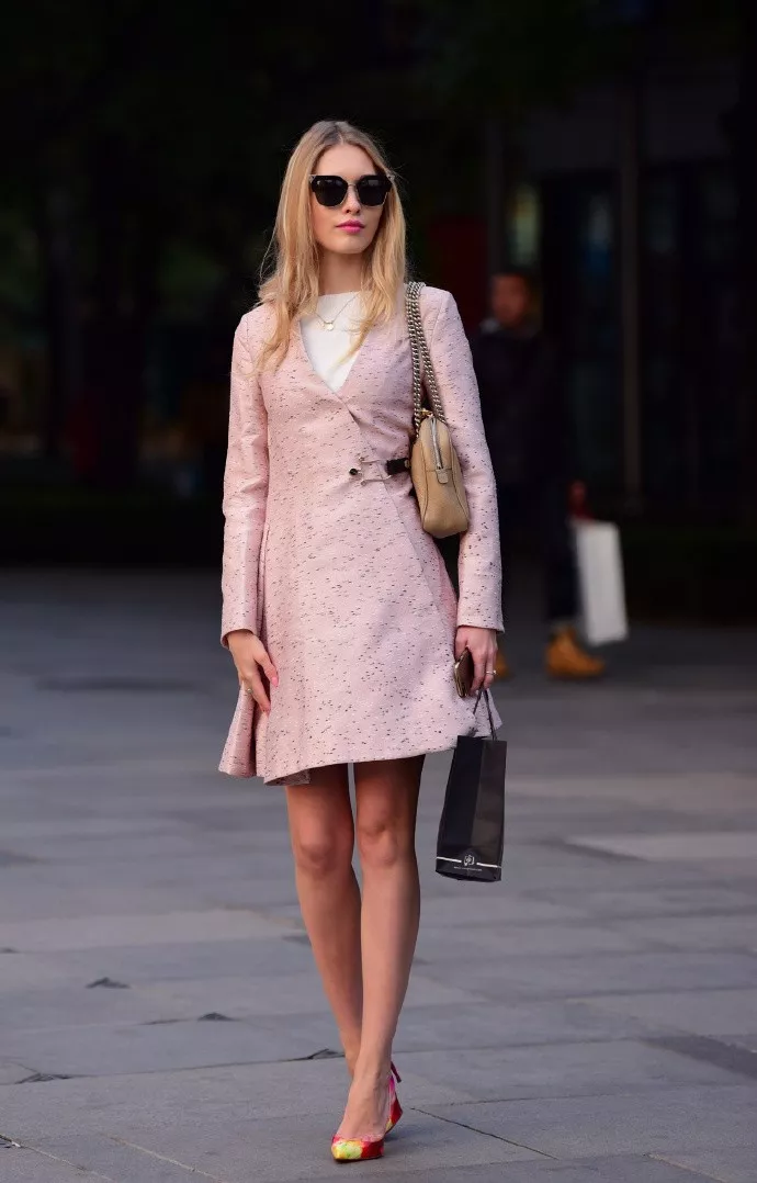 街拍:女生搭配高跟鞋,时尚魅力又优雅