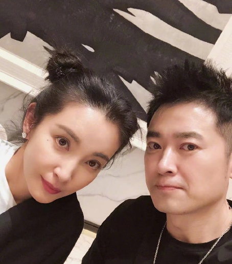 李冰冰在个人社交平台上晒出了跟老友任泉的合影