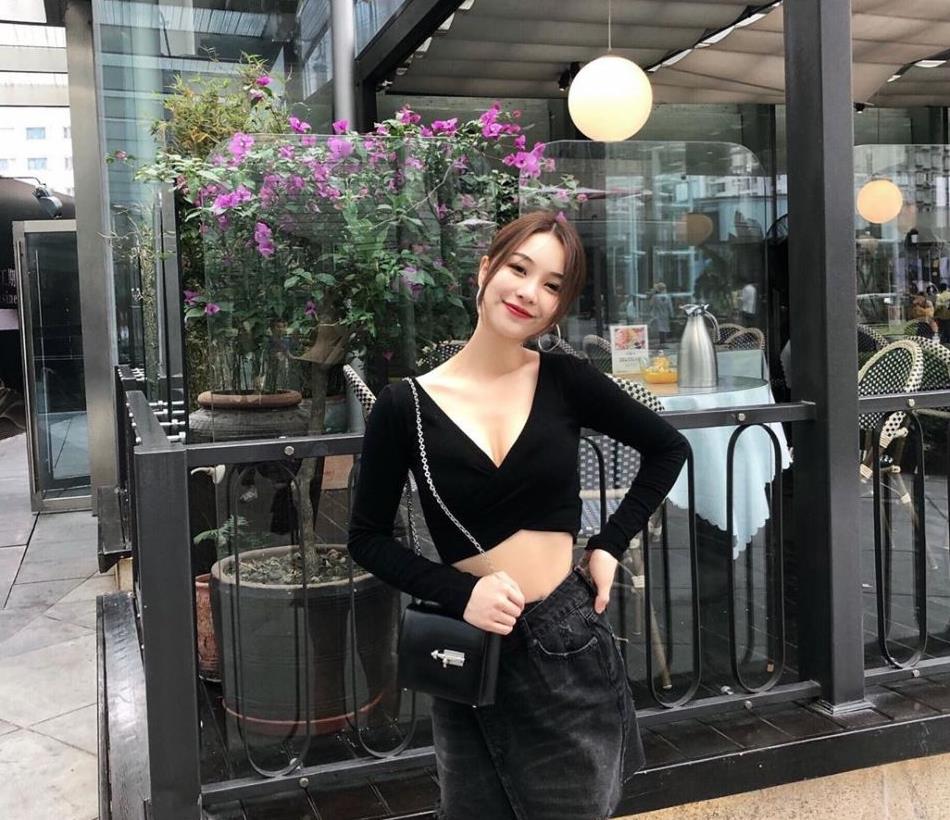 酷爱黑色服饰穿搭的姐姐,秀丽这种气质更明显