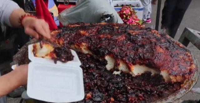 大叔推车卖暴利小吃5元一份卖了30年顾客天天都吃