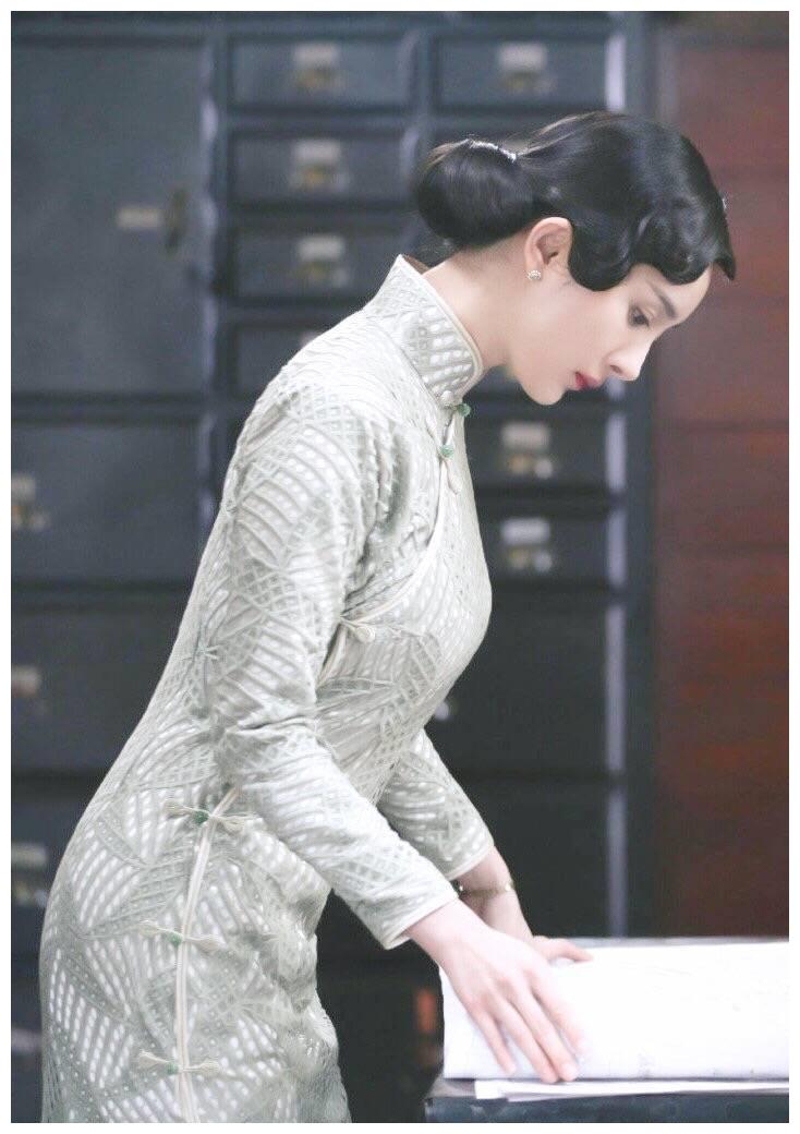 乍现玲珑态,凭添妩媚娇. 从来民国范,大美数旗袍.