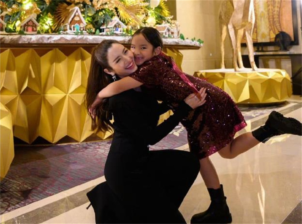 泰剧女神Aff带女儿看望Push夫妇,却引来前夫宋干爸爸的担忧休闲区蓝鸢梦想 - Www.slyday.coM 泰剧女神Aff带女儿看望Push夫妇,却引来前夫宋干爸爸的担忧休闲区蓝鸢梦想 - Www.slyday.coM