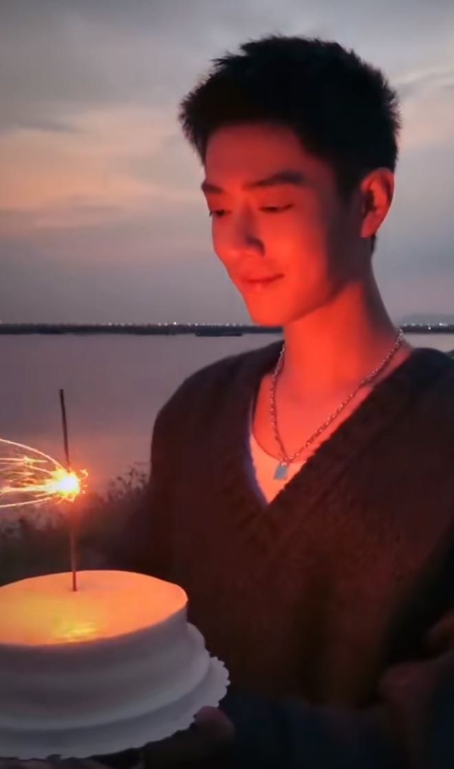 肖战吹蜡烛看起来有点不自然,可能有点害羞,而且风也很大,写了给自己