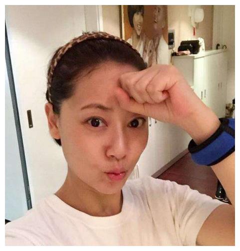 张卫健46岁妻子张茜素颜近照曝光逆龄生长宛如少女安心做富太