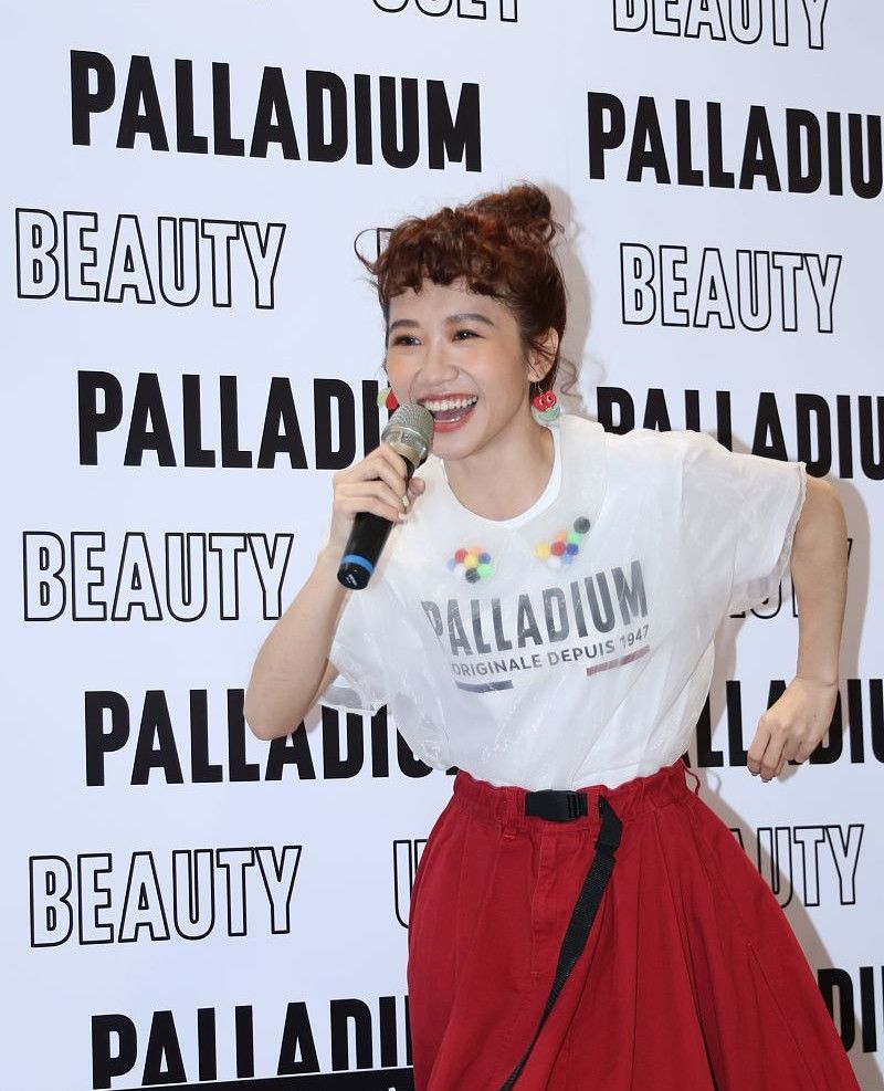 黄路梓茵穿红裙小表情超可爱,扎丸子头发型俏皮甜美