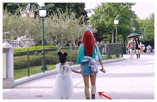 刀小刀迪士尼游玩,意外曝光全身照,看清她的腿后让人失望