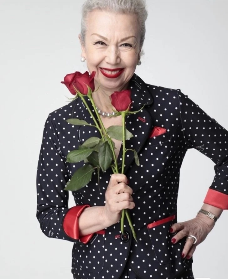 年过六十的网红潮奶奶穿搭时尚又酷又美时髦装扮令人羡慕