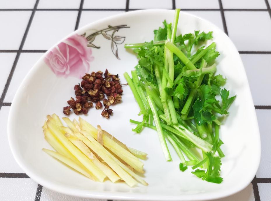 麦穗鱼先油炸,再用香菜、姜丝、花椒回锅,就是你忘不掉的味道__财经头条