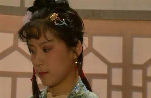 彩云和彩霞是同一个人还是两个人和贾环好的是哪个