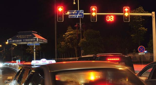 红灯越线后停车算不算违章?交警:再说一次,记好了