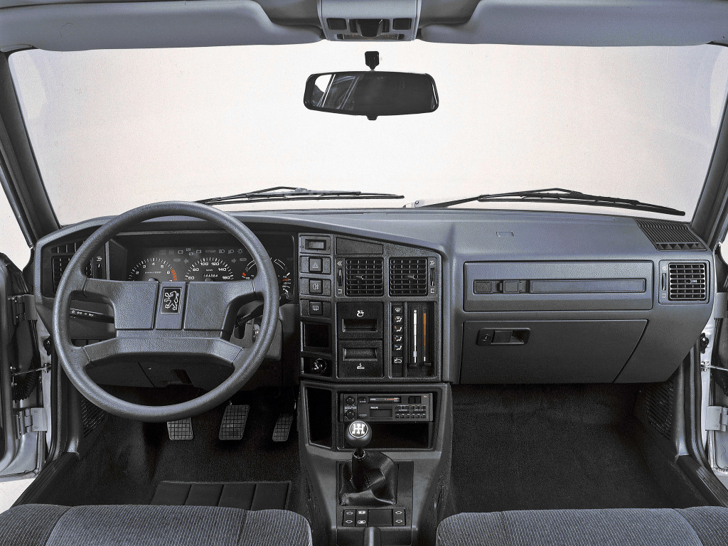 捷达差异不大,但仔细看就能发现,标致505的内饰拥有更多弧度