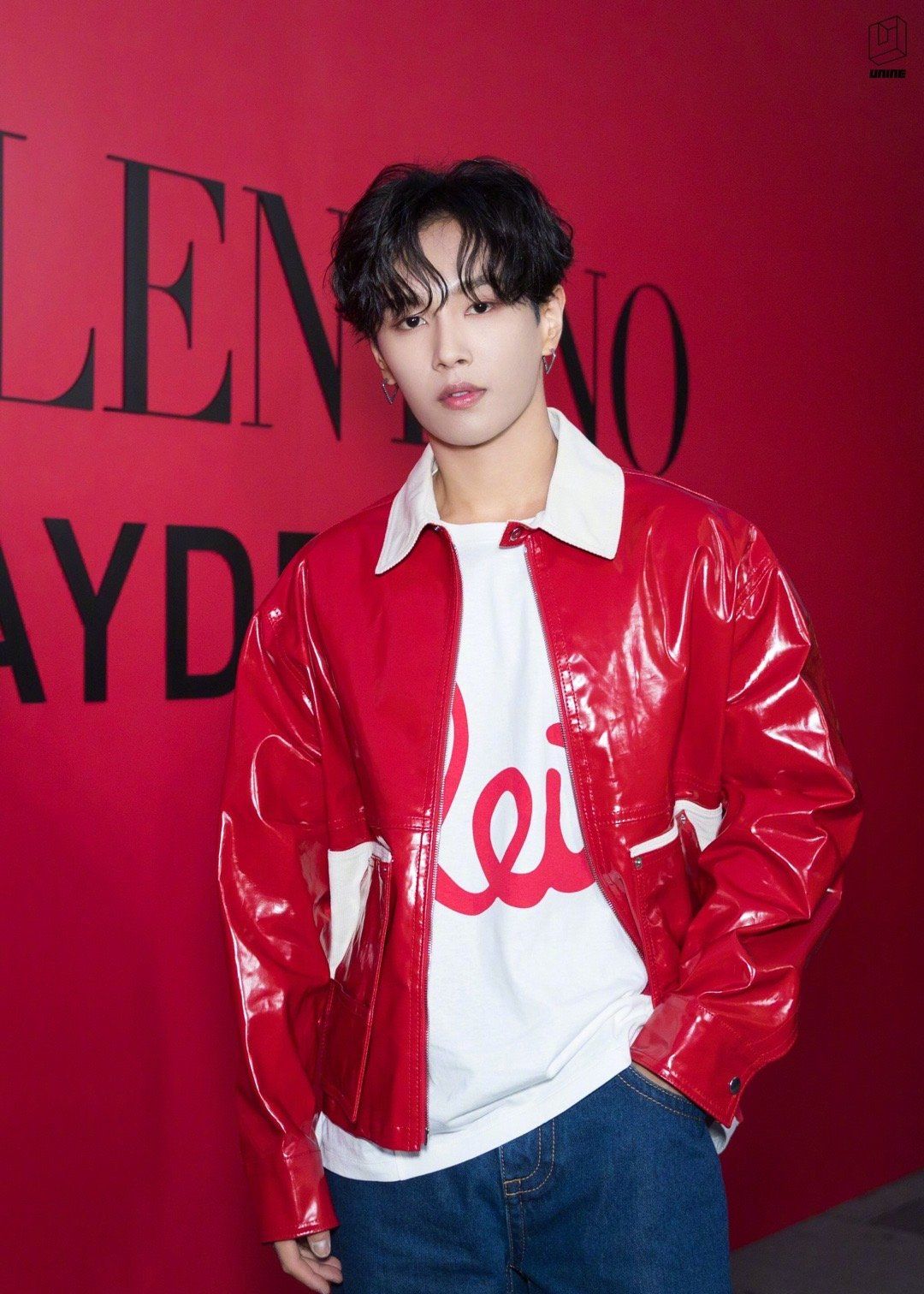 出席活动的李汶翰,红皮衣搭配牛仔裤,酷范十足!