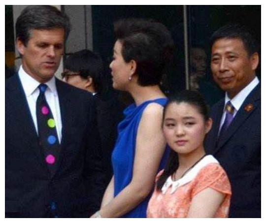 杨澜一对儿女颜值差距大儿子遗传妈妈美貌女儿长相一言难尽