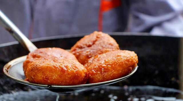 天津这家干了26年的烫面炸糕,每天早上8点半卖光,想吃的请早