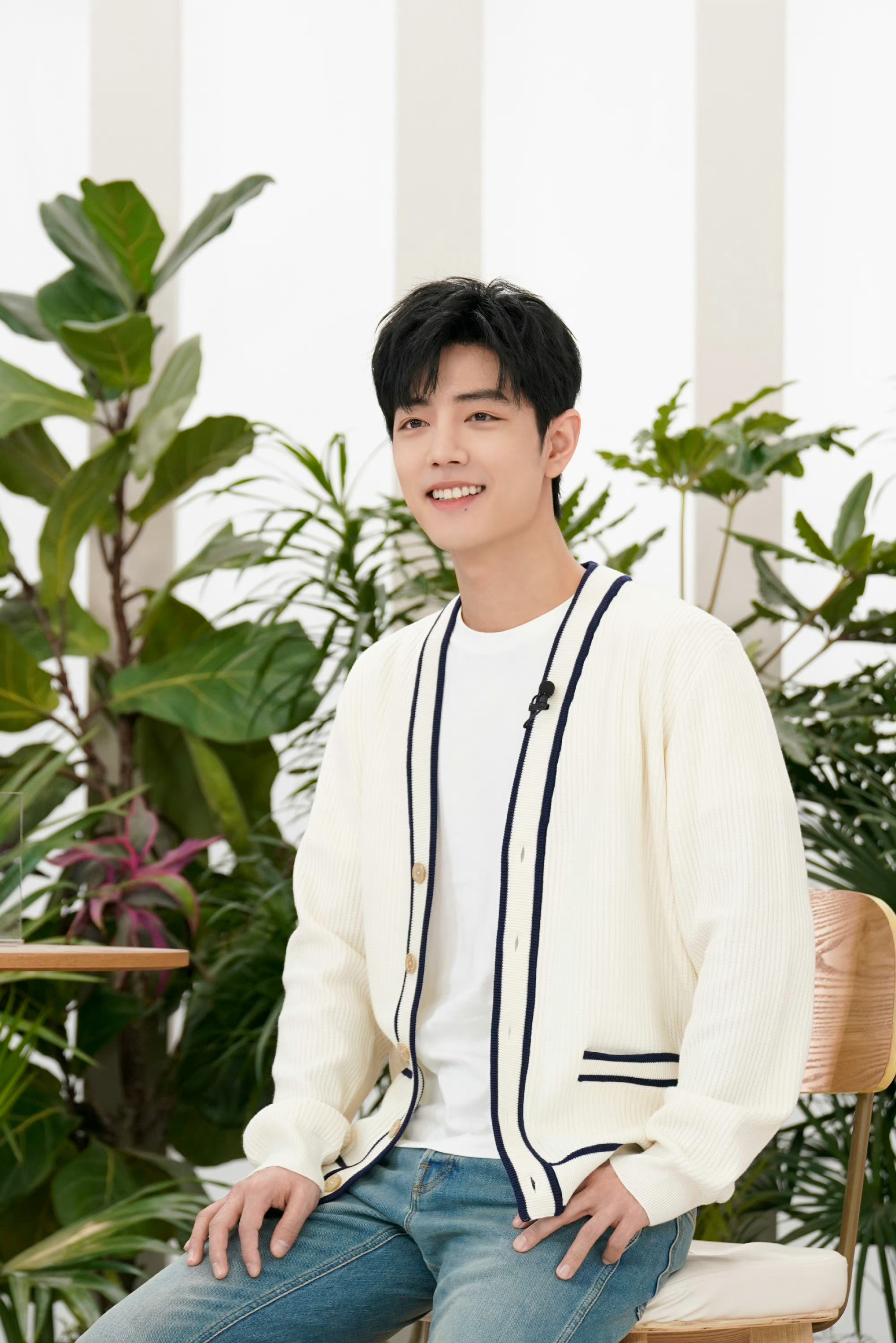 肖战身着白色衬衫,清爽帅气清新男孩,温暖笑容格外美好