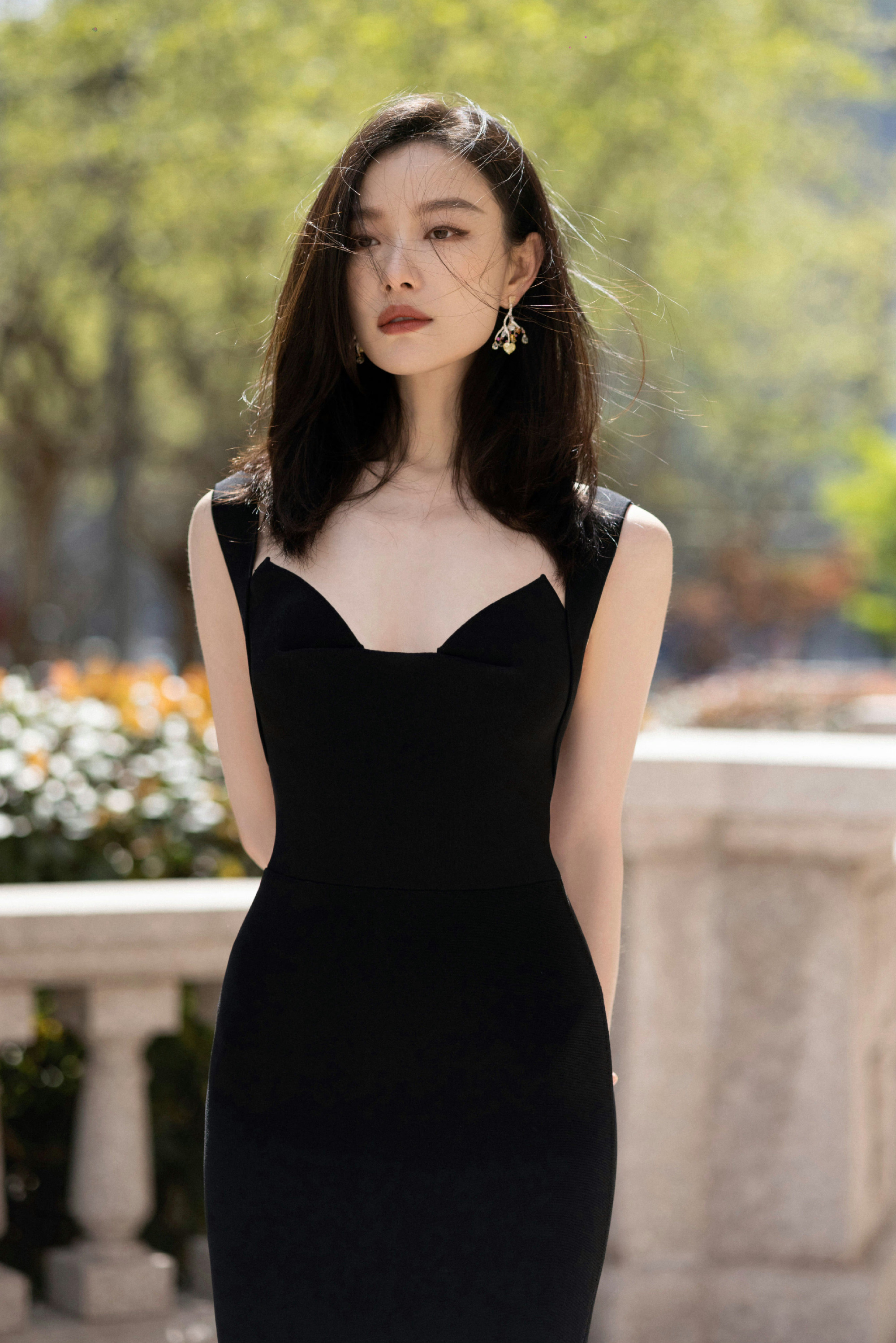 倪妮身穿rolandmouret2023ss黑色礼服出席活动