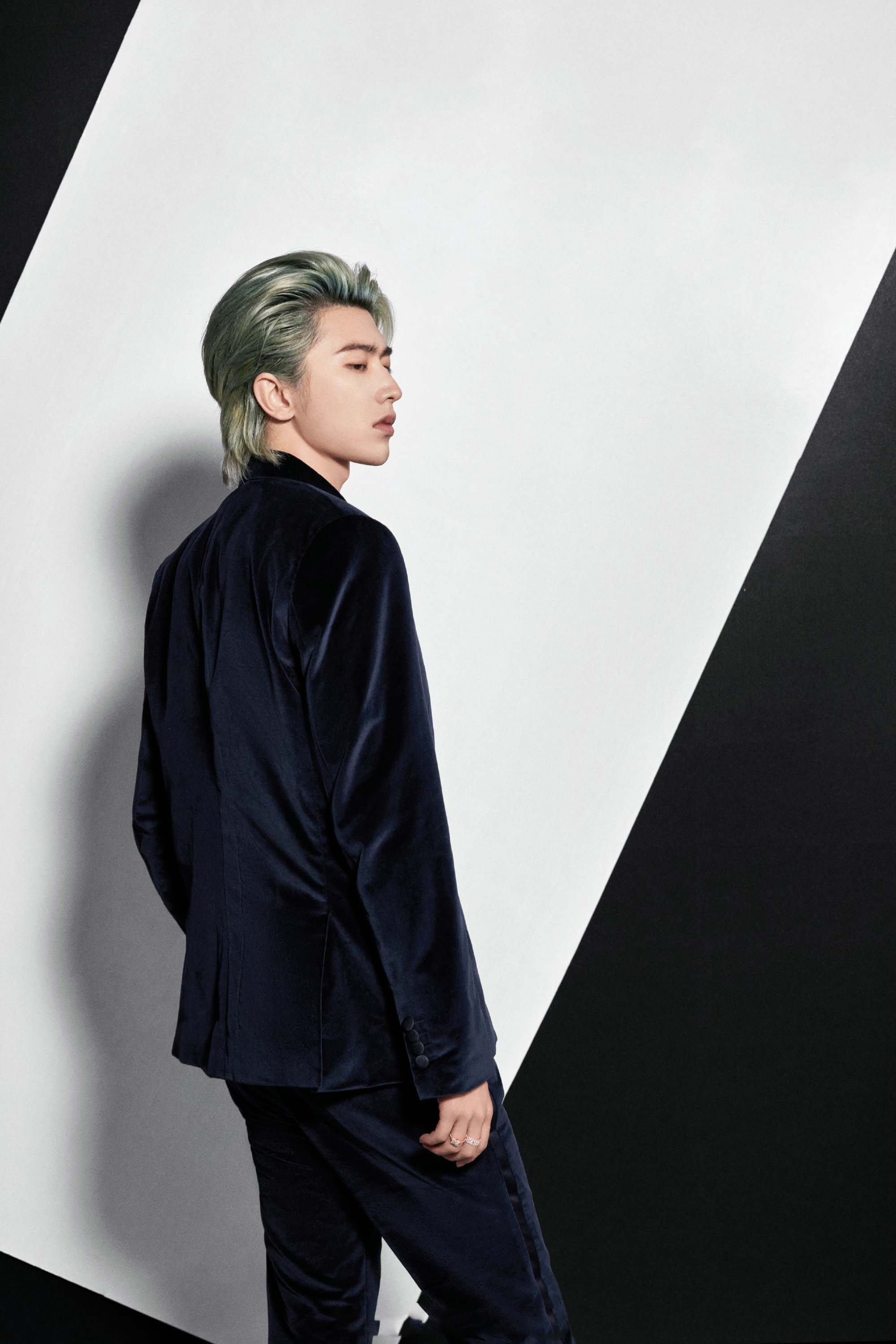 蔡徐坤今晚的蓝丝绒西装来自paulsmith家