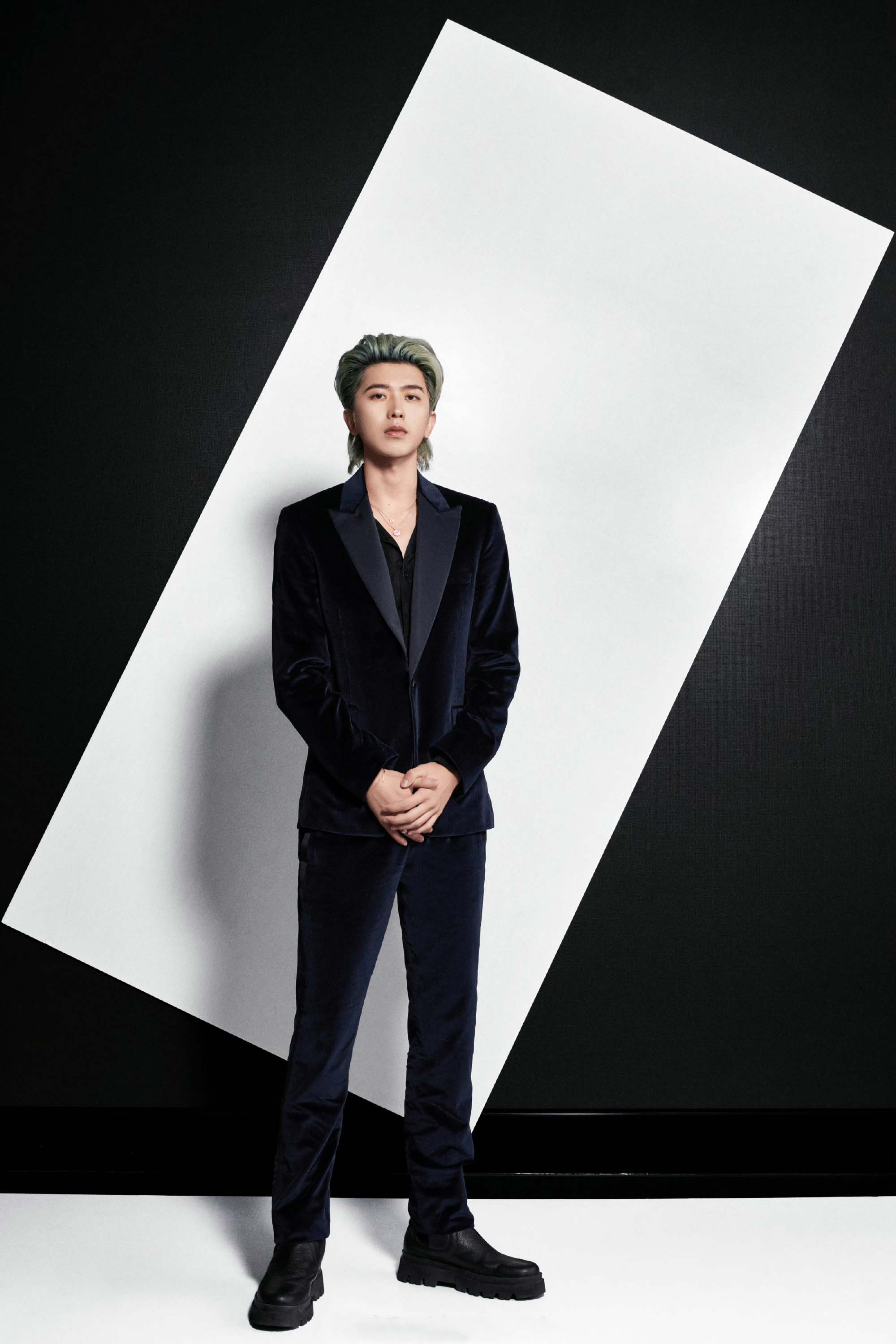 蔡徐坤今晚的蓝丝绒西装来自paulsmith家