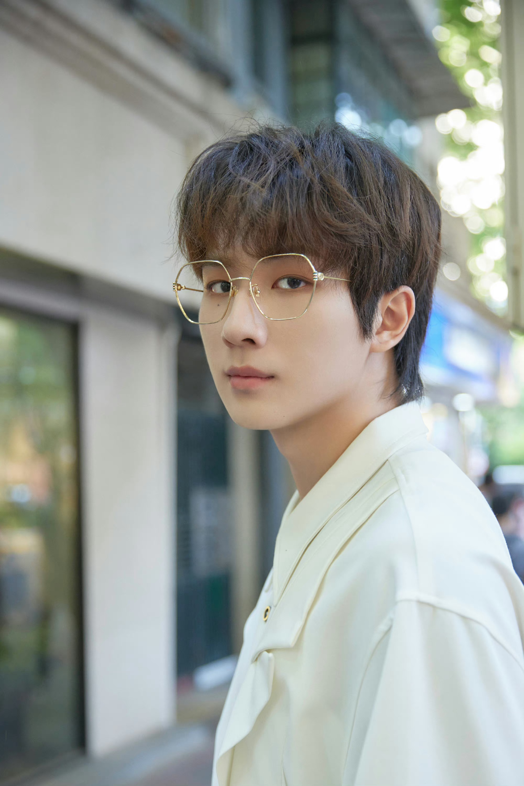 李宏毅夏日治愈系写真,心中永远的白月光,展现完美的时尚表现力_高清