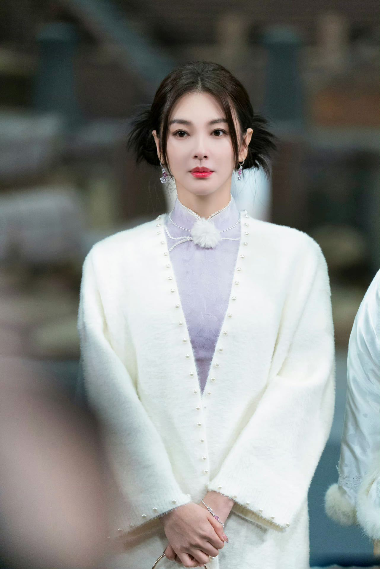 张雨绮一袭盘扣香芋紫色旗袍,搭配鸡毛丸子头又不失俏皮可爱