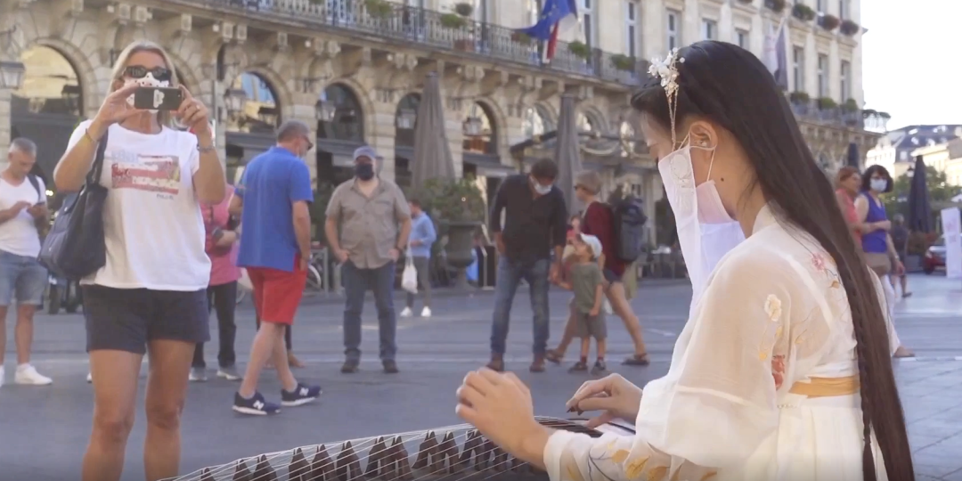 古筝的声音固然动人,但@碰碰彭碰彭 之所以能够吸引众多外国人驻足