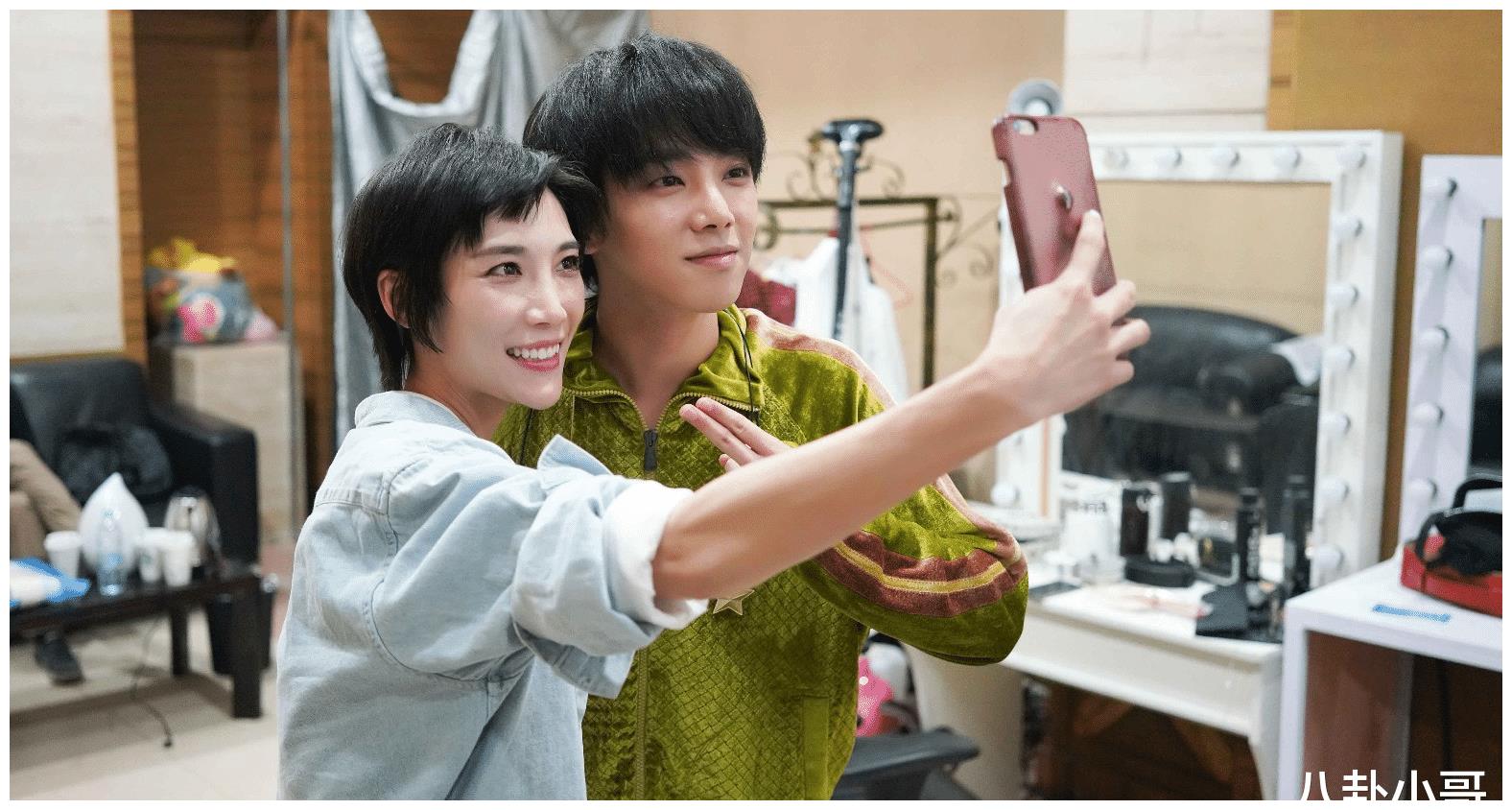 据悉,苏诗丁的丈夫名叫卢歌,比她小6岁,是一位舞蹈演员,曾经也参加过