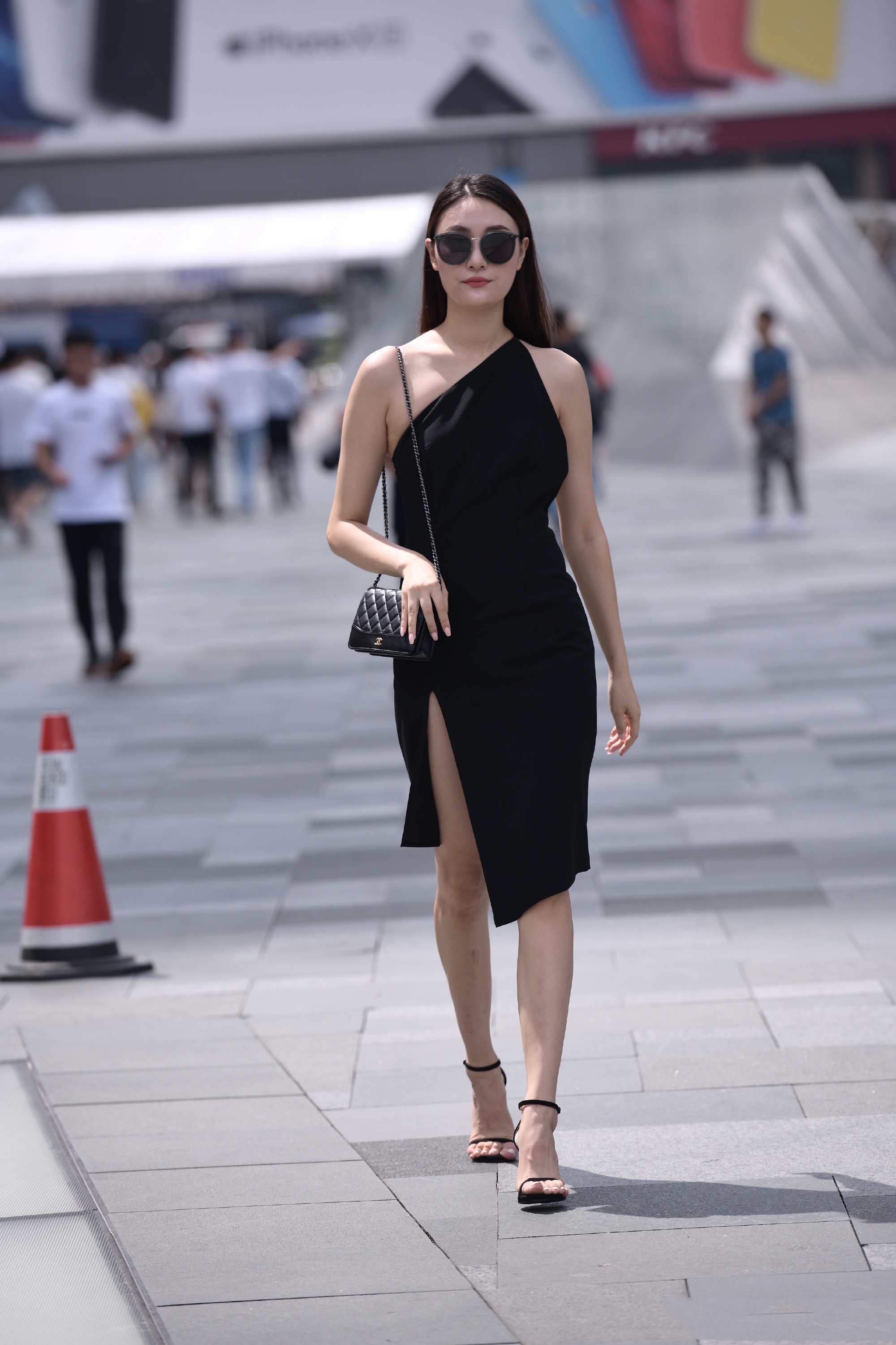 身材高挑的小姐姐,一袭黑色斜肩连衣裙,高贵优雅,超洋气