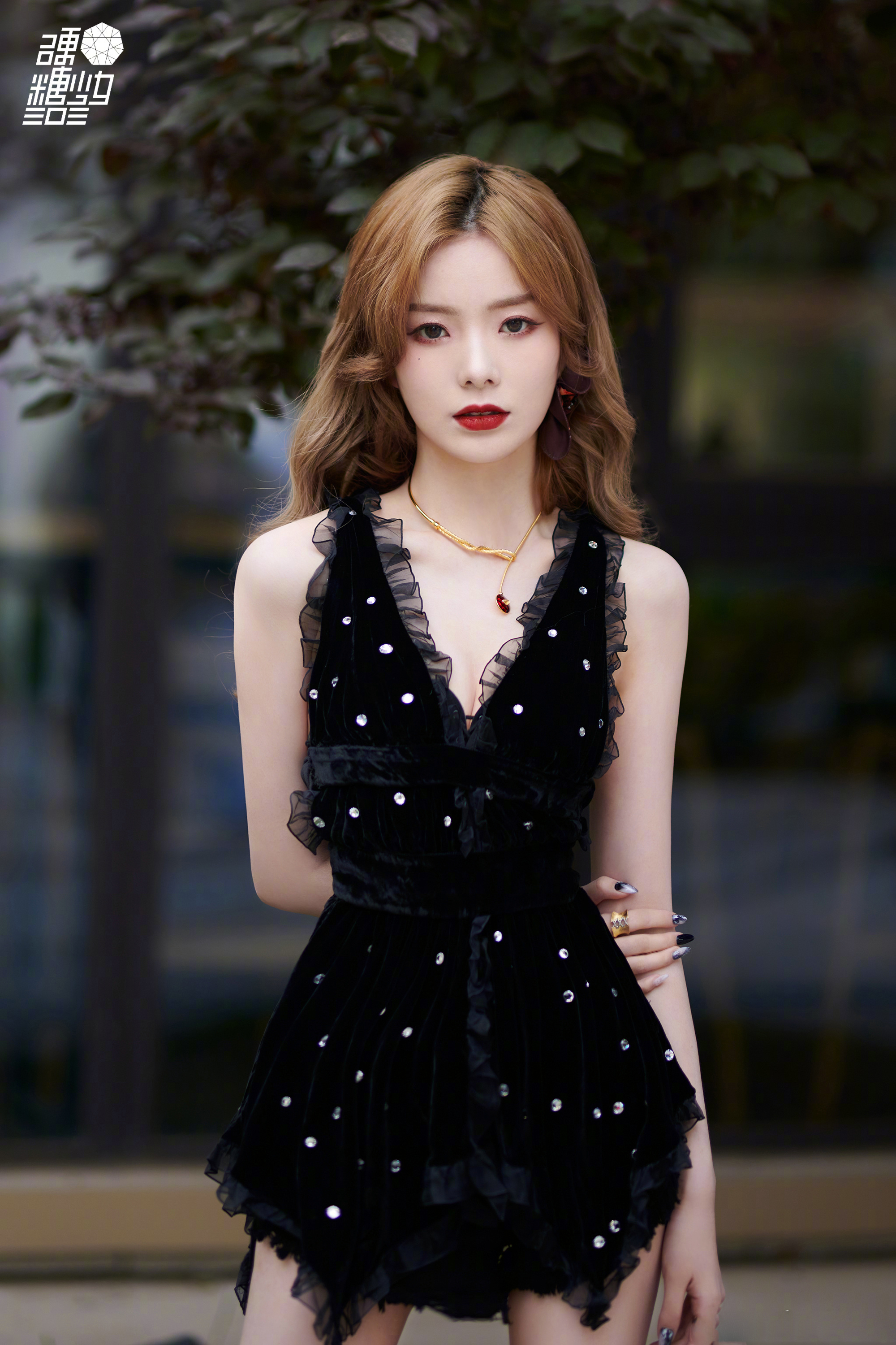 陈卓璇爆裂舞台定妆照上线,身穿深v丝绒连衣裙,优雅又不失性感_高清