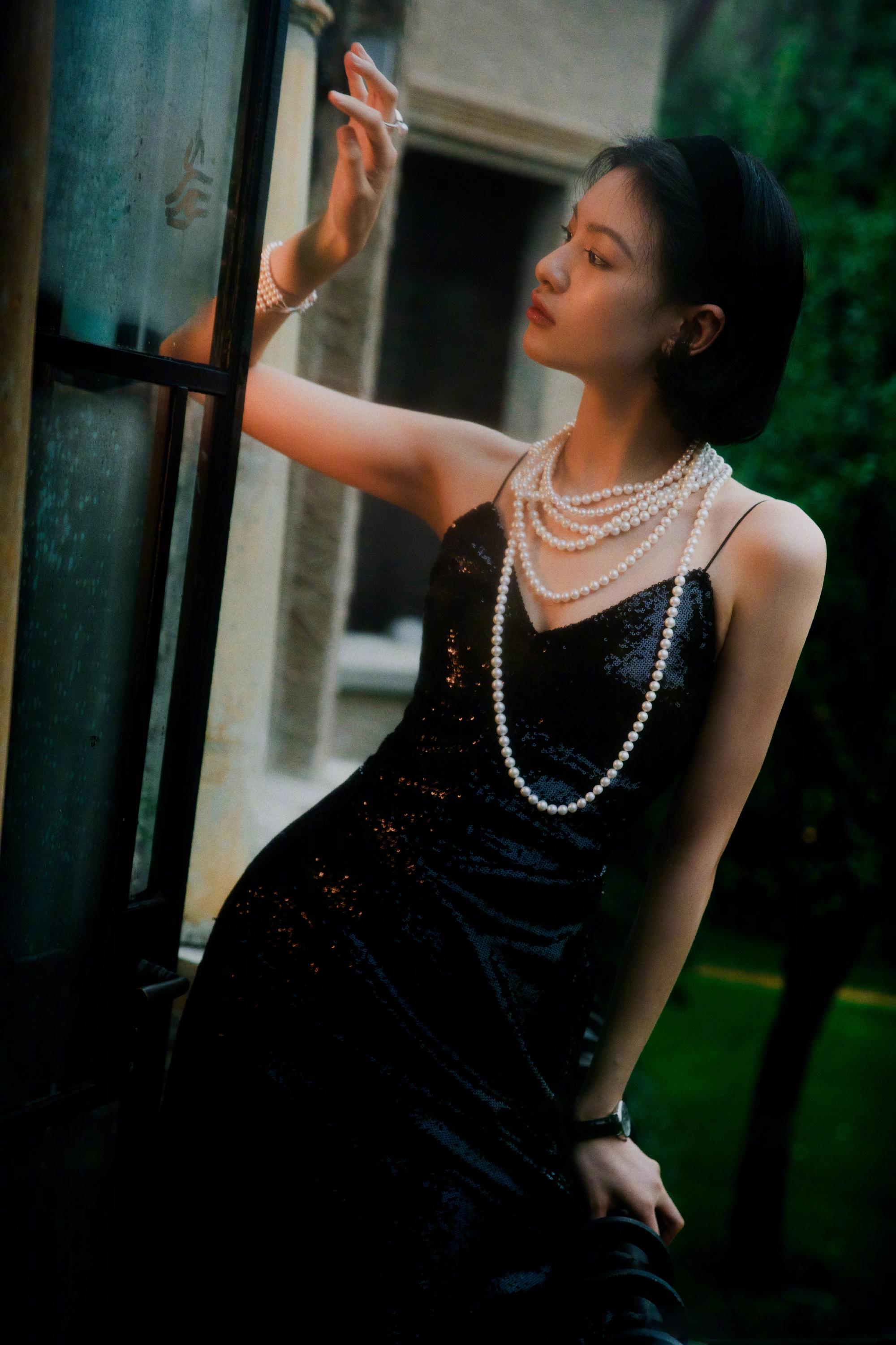 邱天身着 miu miu 2022 早春系列吊带亮片裙,勾勒复古氛围