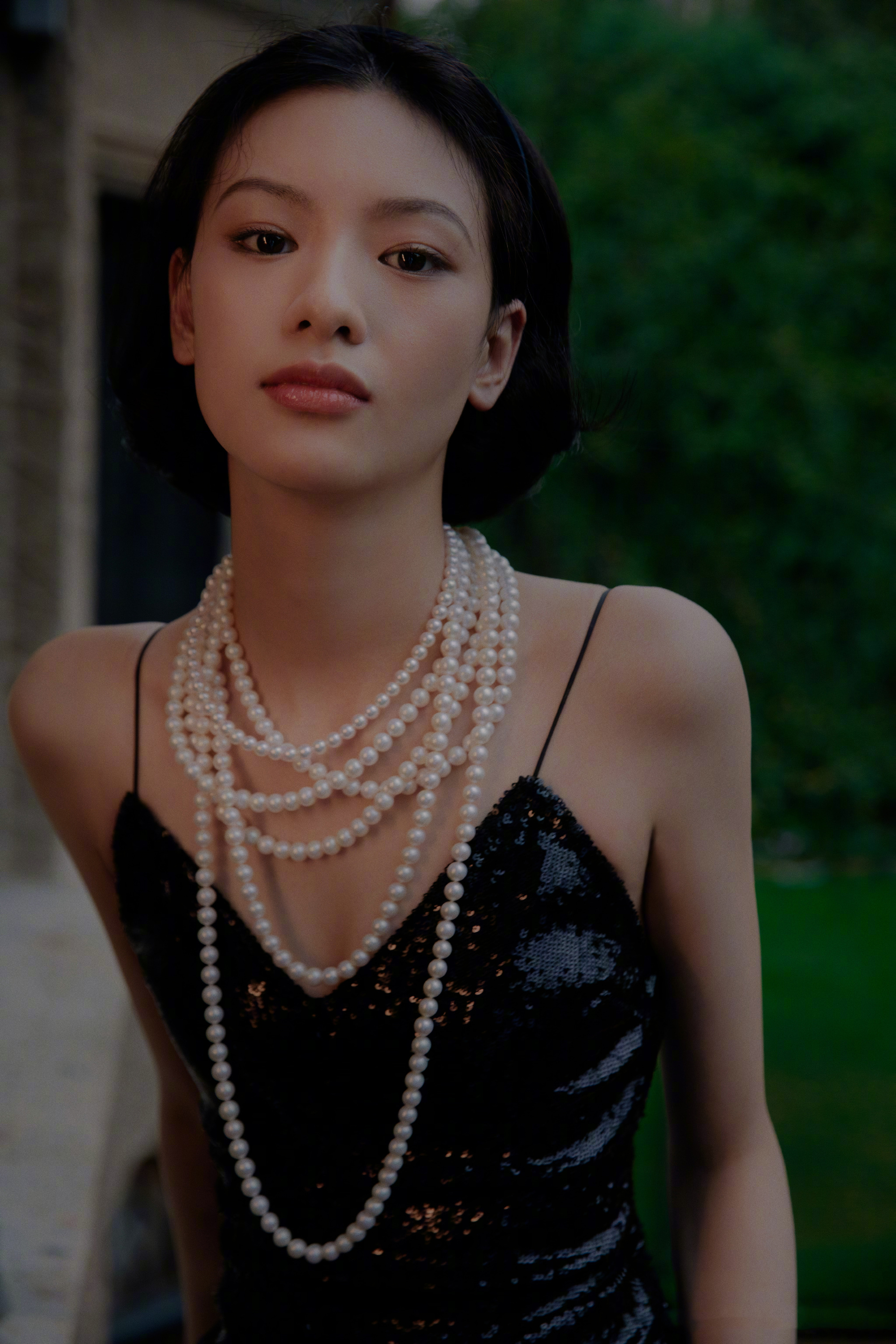 邱天身着 miu miu 2022 早春系列吊带亮片裙,勾勒复古氛围