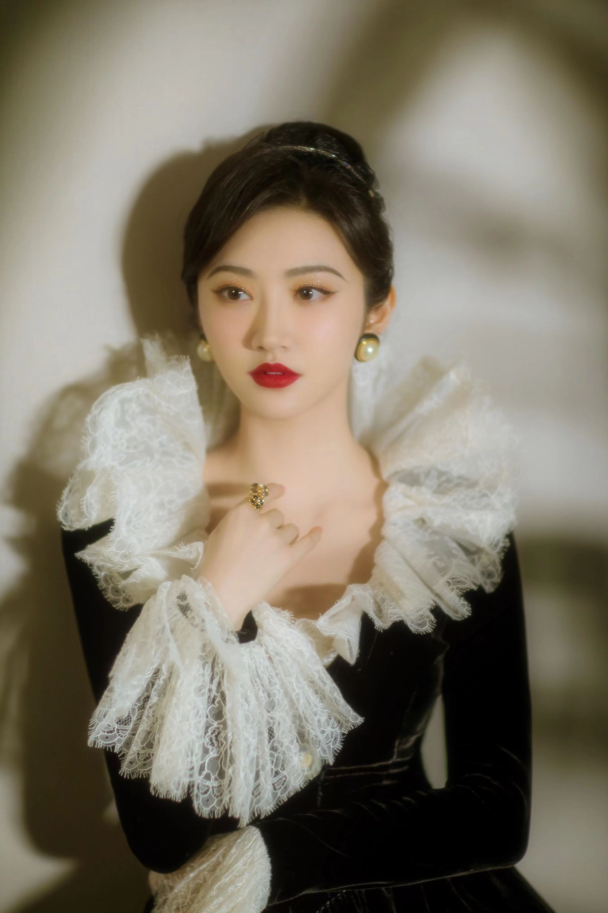 景甜不愧是人间富贵花赫本造型似仙女下凡红唇妆容尽显女人味