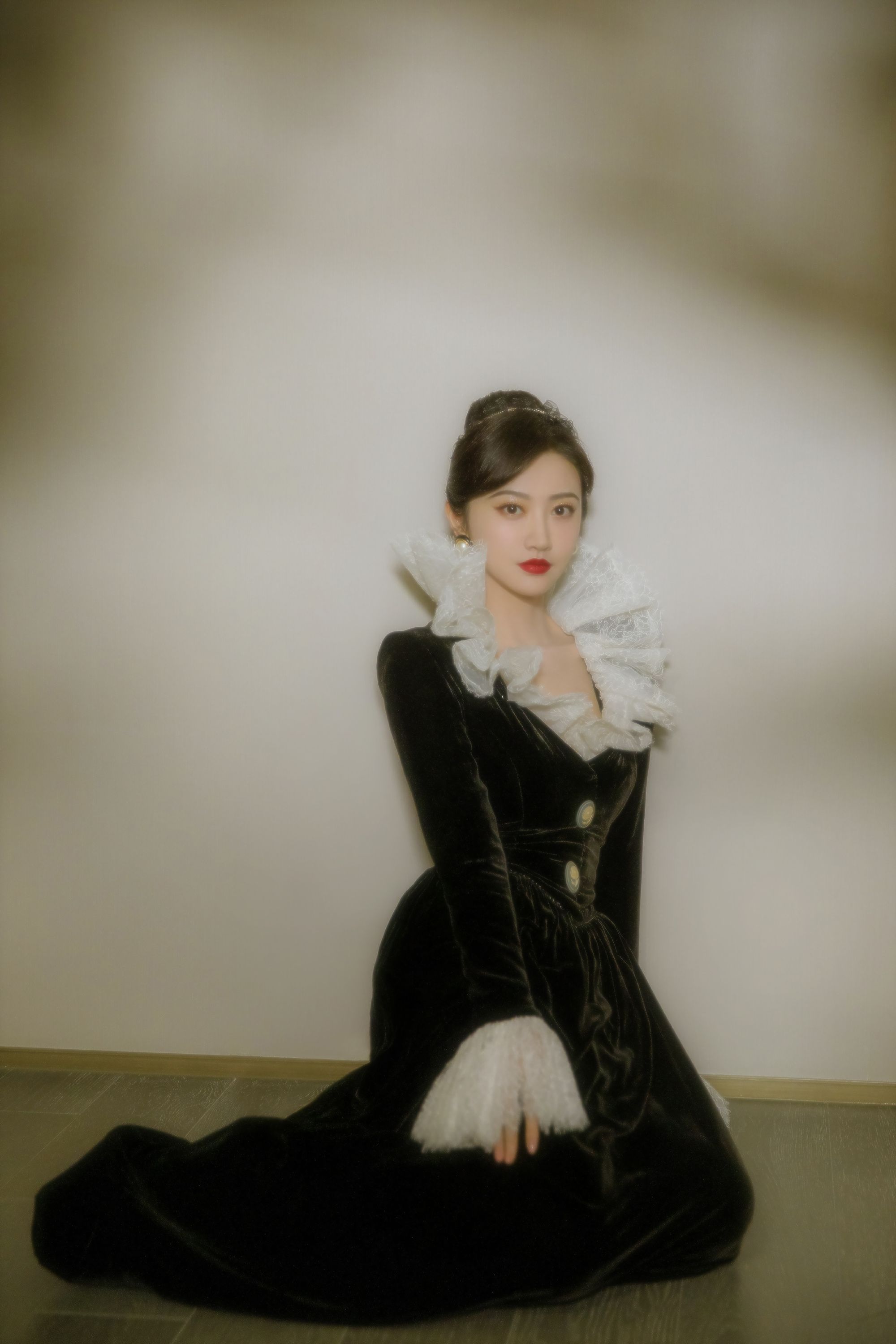 景甜不愧是人间富贵花赫本造型似仙女下凡红唇妆容尽显女人味