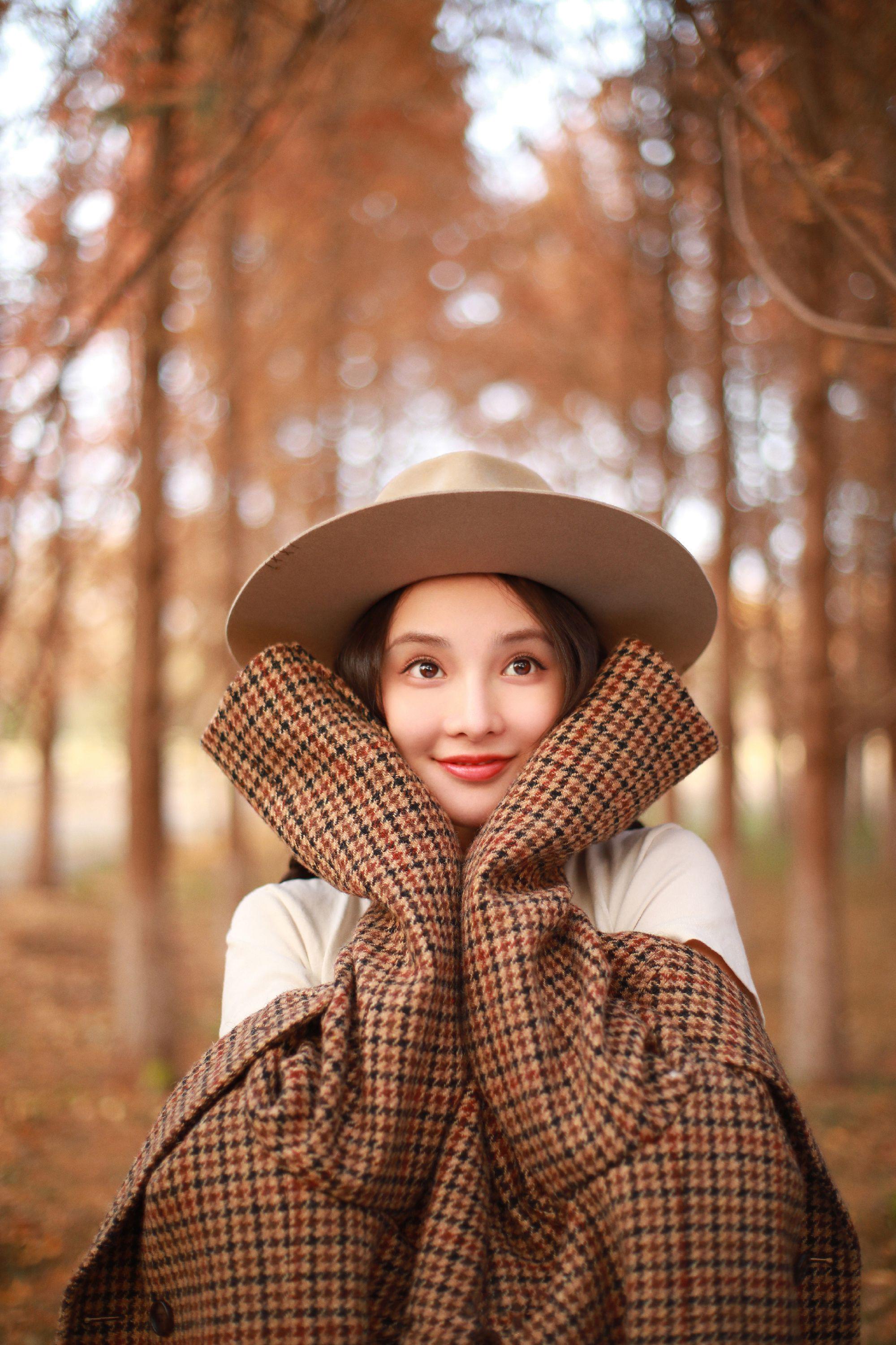 彭小苒更新晚秋枫叶氛围感随拍白色t恤搭配格子西装和