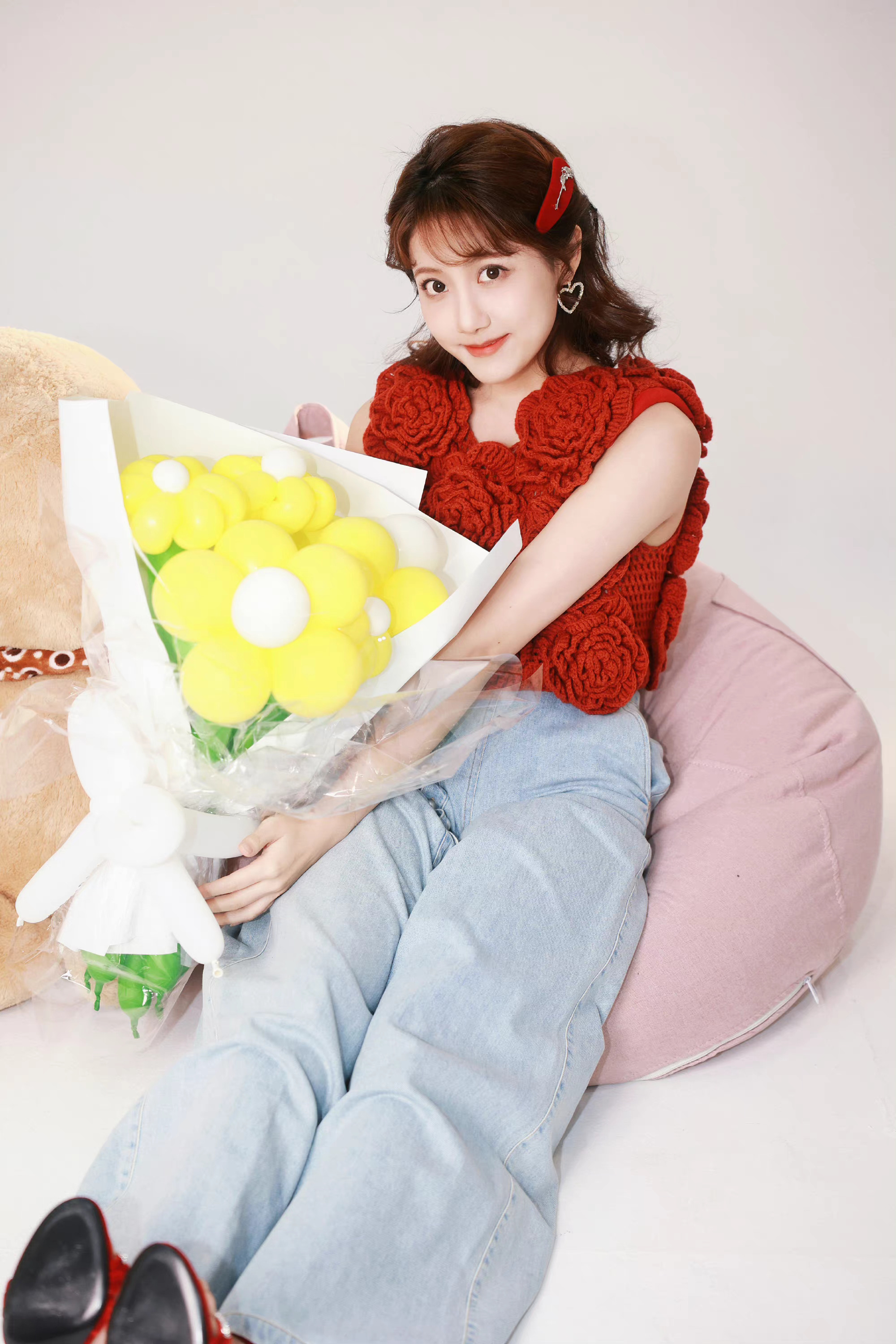 李艺彤浪漫写真!玫瑰女孩笑容甜美,连耳环都是爱心的形状