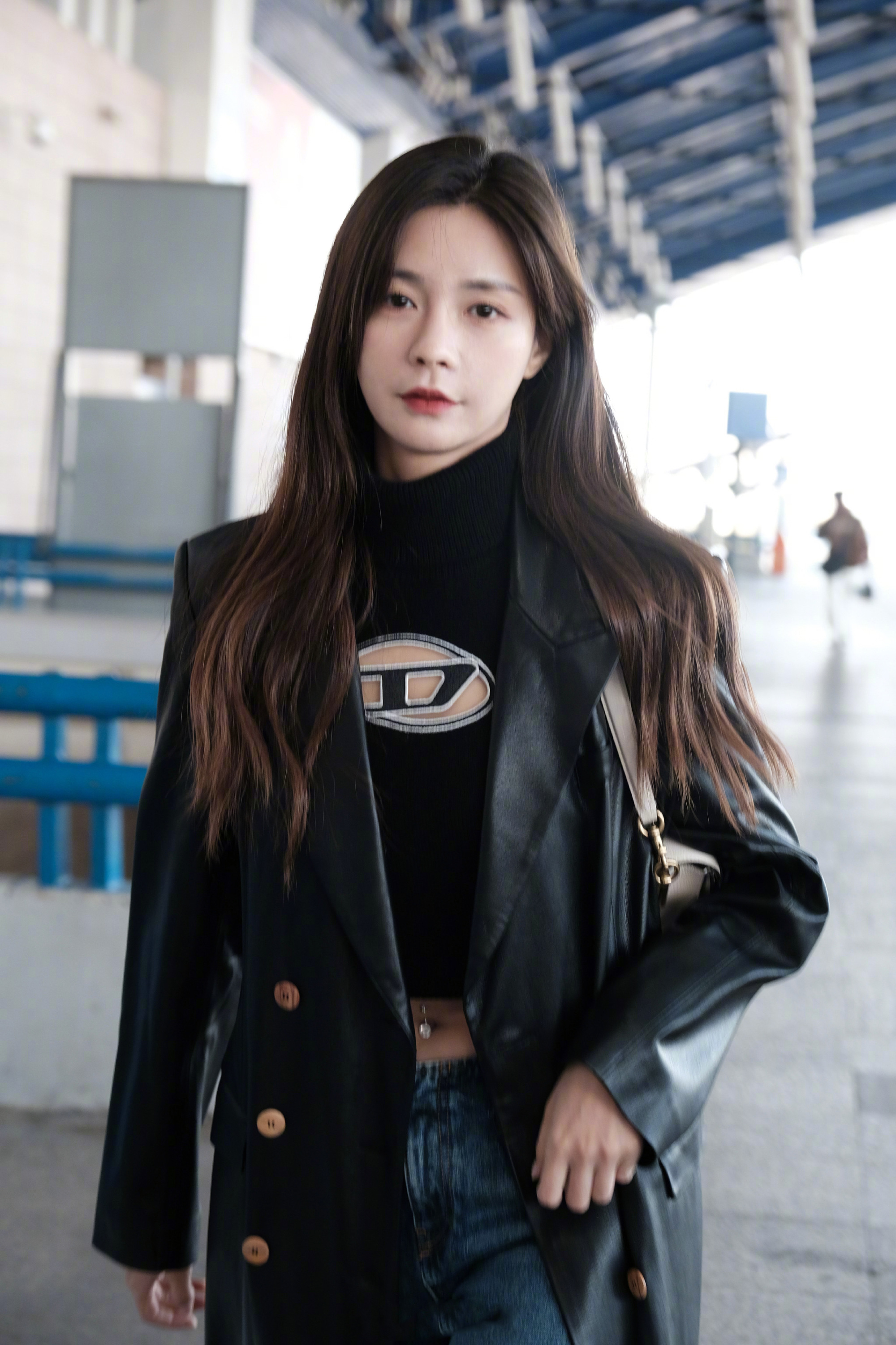 沈梦辰巴黎时装周出发生图状态极佳黑色皮衣hold一整个时尚