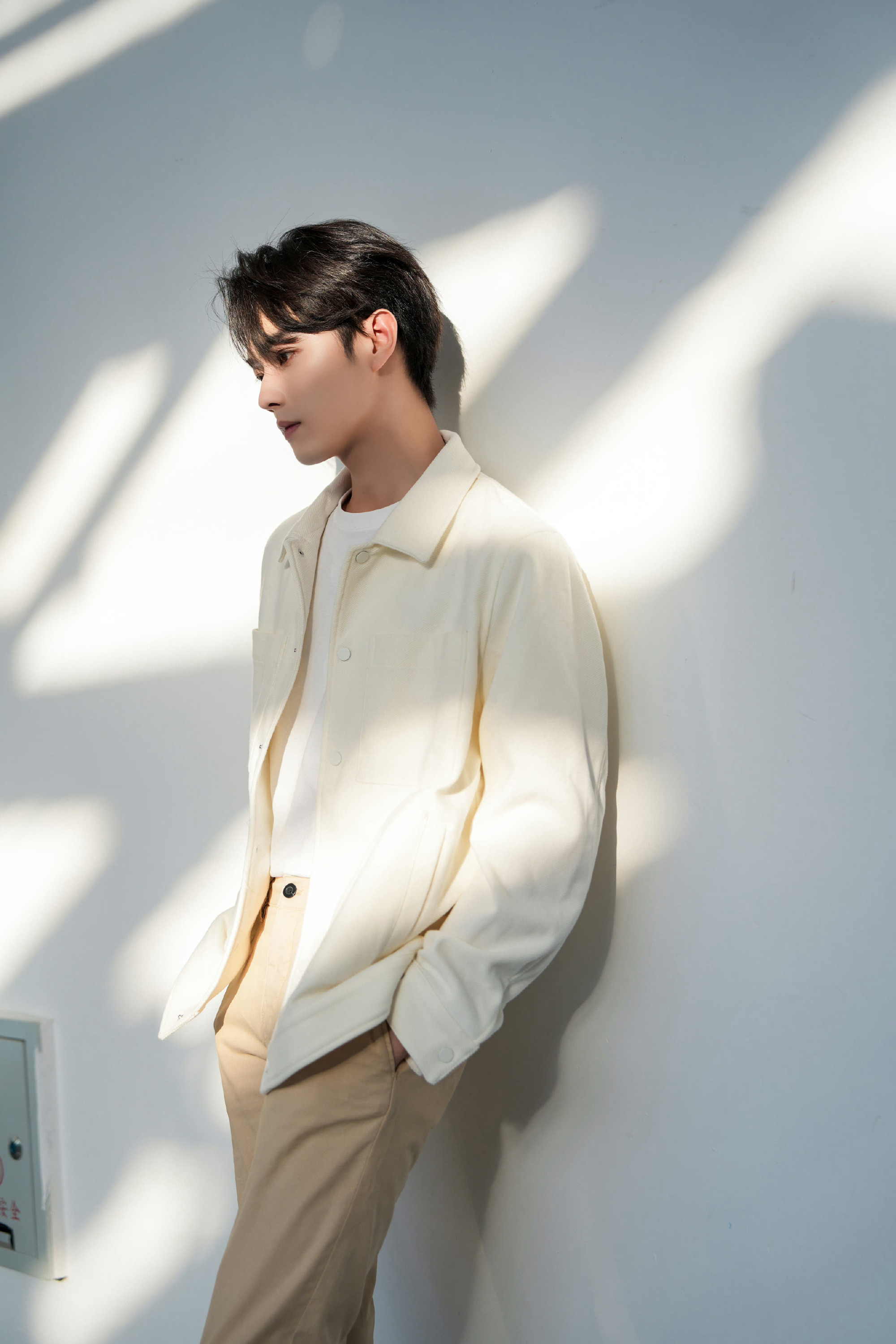 许凯的春日随拍白色夹克搭配棕黄色直筒裤