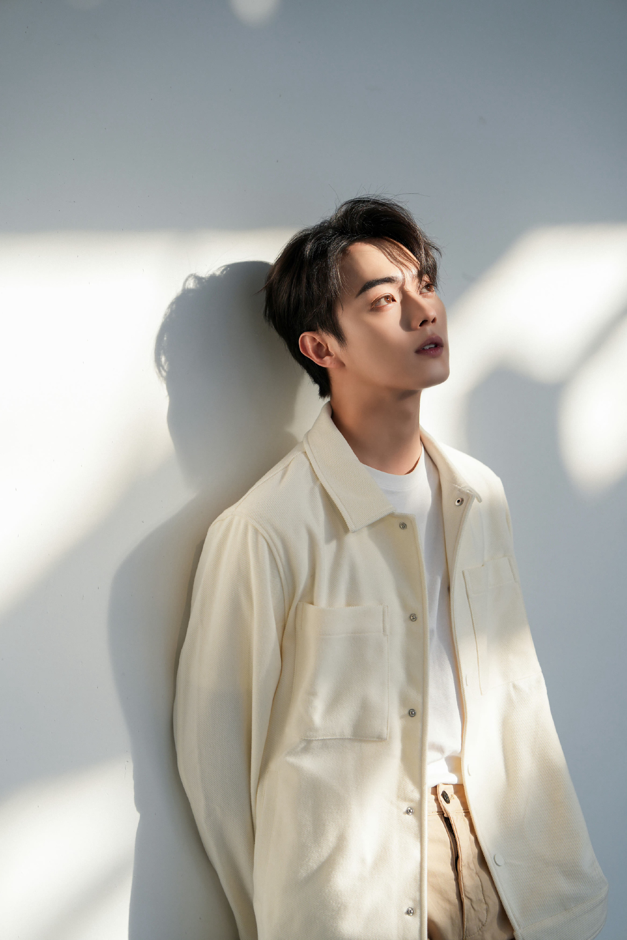 许凯的春日随拍白色夹克搭配棕黄色直筒裤