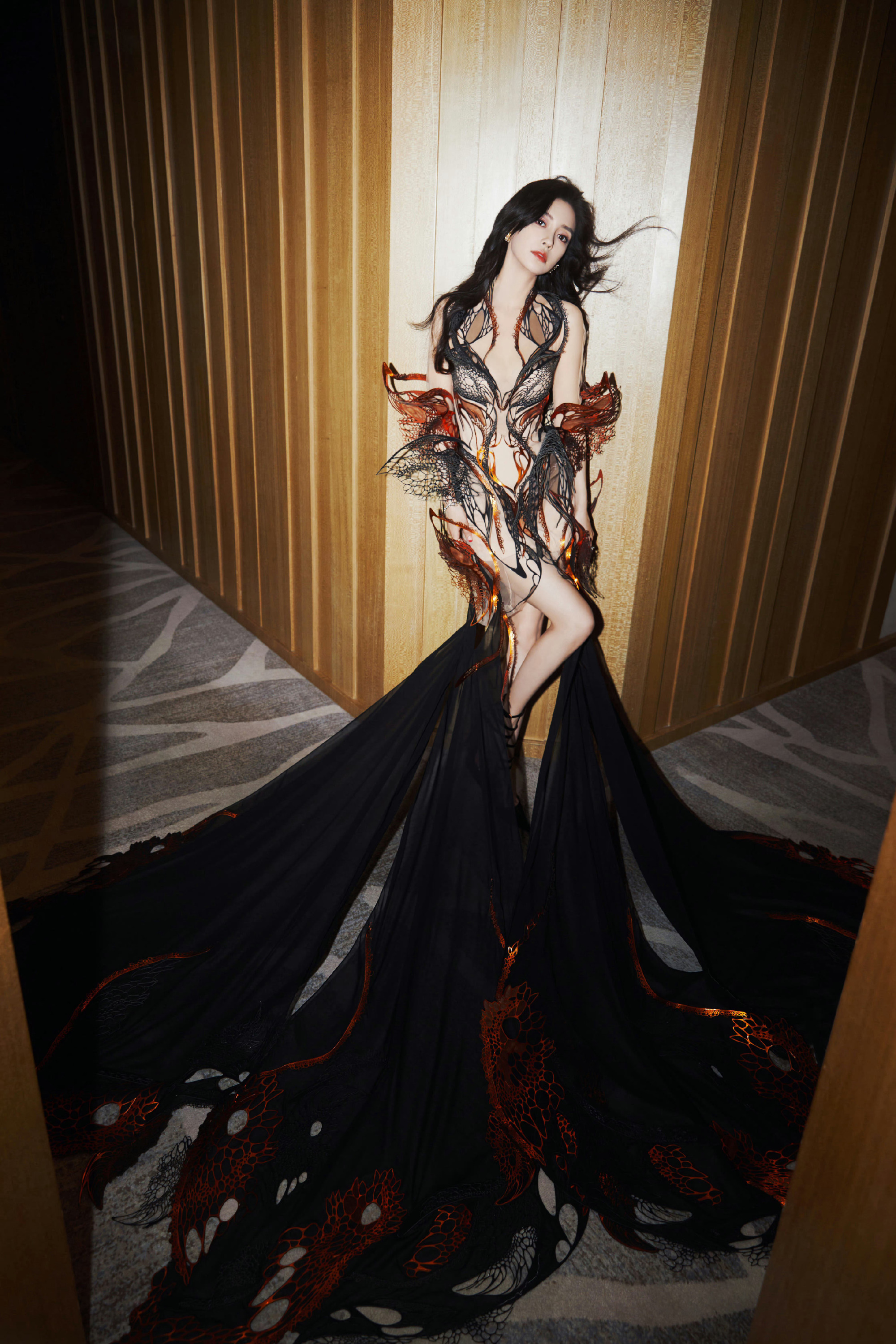 angelababy身穿的这件春夏高定很有二次元特效的感觉__财经头条